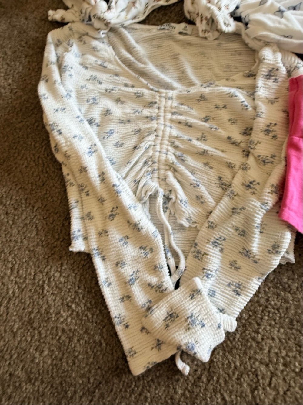 Hollister lot 5- White Floral, White Butterfly & Bright Pink Crop - Picture 3 of 9